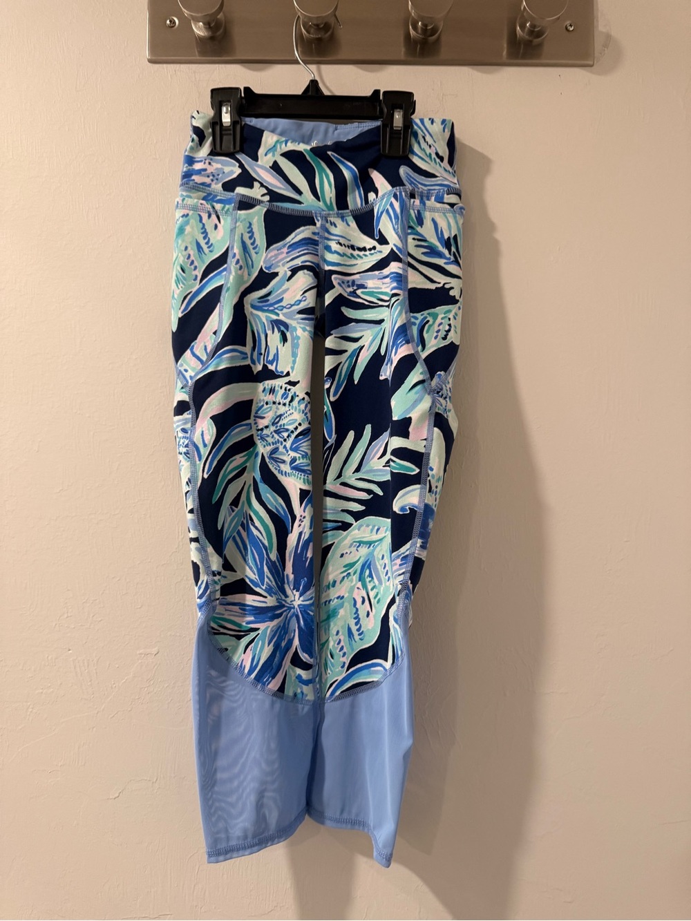 Lilly Pulitzer light blue leggings with coral print lining